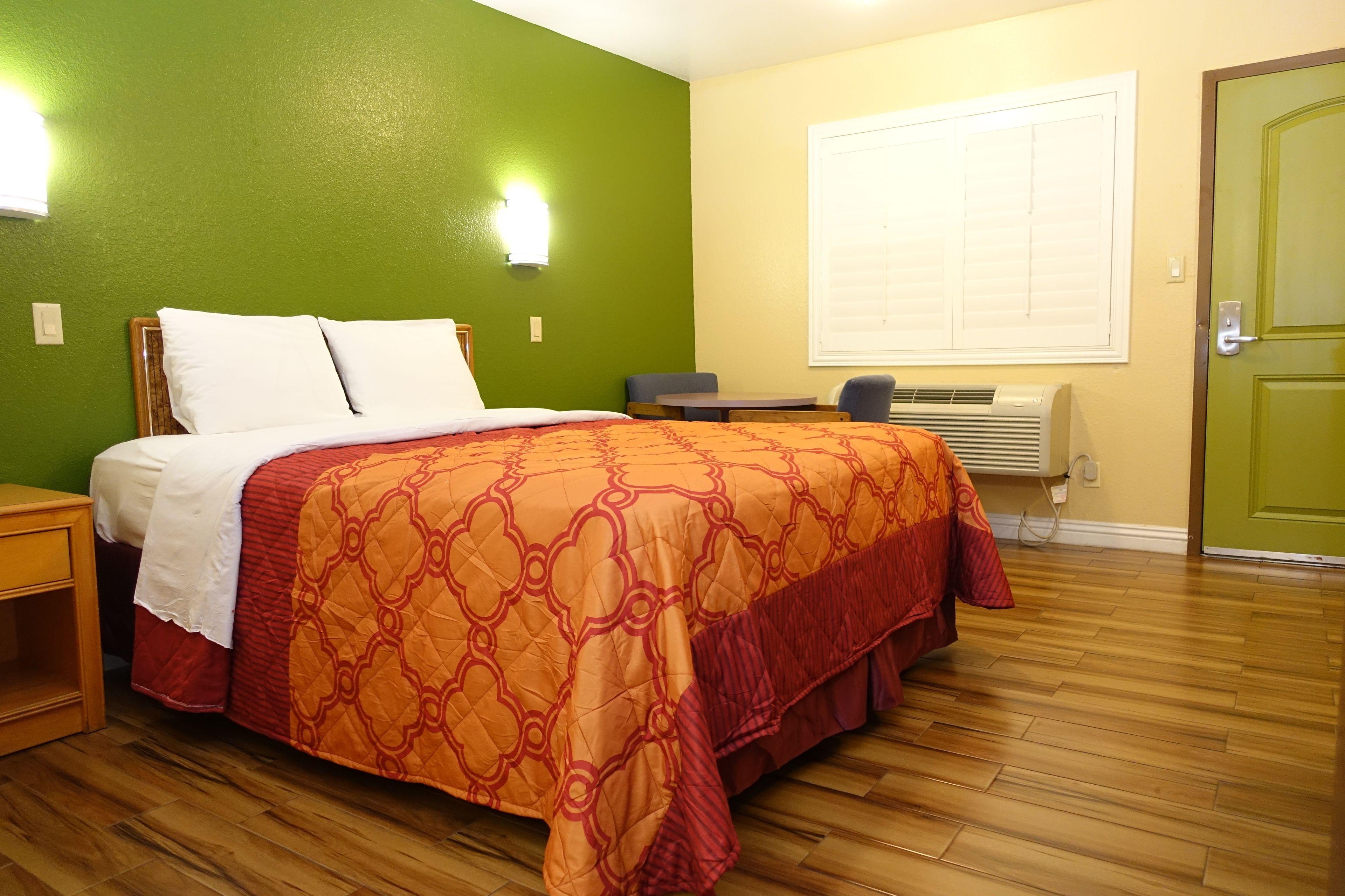 Tropic 2* Garden Grove